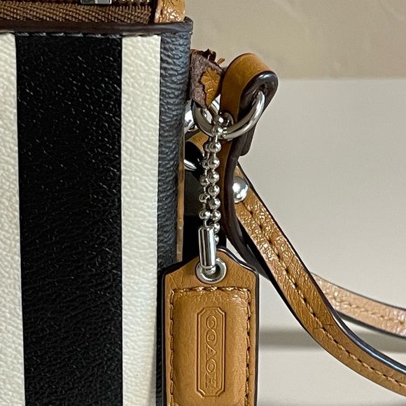 COACH WALLET & WRISTLET - Picture 8 of 8